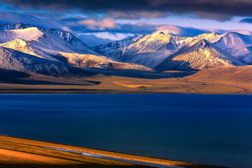Amazing Lake Sunrise in Tibet