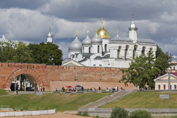 Fototapeta na wymiar Walls and churches of the Novgorod Kremlin