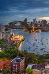Fototapeta premium Sydnej. Pejzaż miejski z Sydney w Australii z Harbour Bridge i panoramą Sydney podczas zmierzchu niebieskiej godziny.