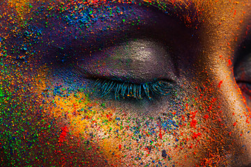 Oog van model met kleurrijke kunst make-up, close-up