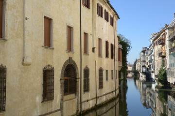 Fototapeta na wymiar Sur les bords du fleuve Bacchiglione à Padoue 