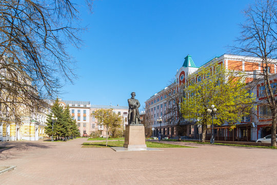 Памятник Добролюбову на театральной площади в Нижнем Новгороде