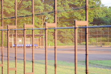 夕暮れ時の誰もいない野球場