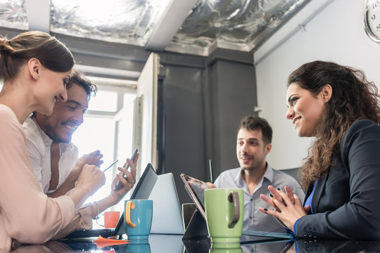 Agentur-Mitarbeiter bei einer Besprechung im B&uuml;ro