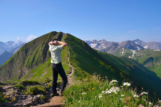 Entspannung und Erholung bei Wanderung in den Alpen