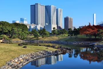 Obraz premium Tokyo park with city skyline