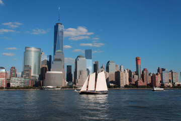 Obraz premium Lower Manhattan cityscape with sailing ship