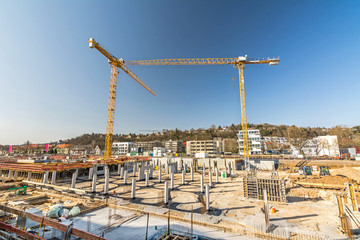 Baustelle mit Baugrube und Kränen