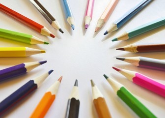 Lápices de colores en círculo