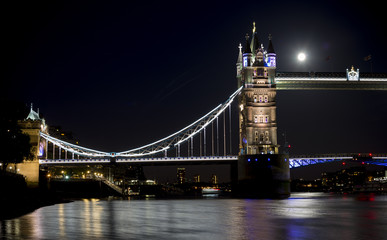 Fototapeta na wymiar Tower bridge in London by night