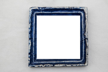 Синяя керамическая рамка на белом тканевом фоне