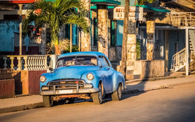HDR - Blauer amerikanischer Chevrolet Oldtimer parkt in der Morgensonne in Santa Clara - Serie Kuba Reportage