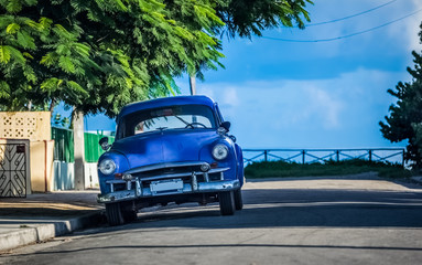 Amerikanischer blauer Oldtimer parkt in der Seitenstraße von Varadero Kuba - Serie Kuba Reportage