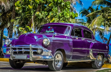  Amerikanischer Oldtimer parkt am Strand von Varadero Kuba - Serie Kuba Reportage