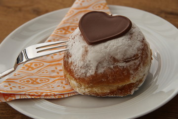 Süßer Berliner auf Teller