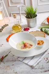 Cream soup with parmesan and bacon and crackers