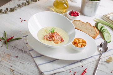 Cream soup with parmesan and bacon and crackers