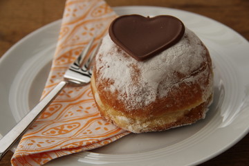 Süßer Berliner mit Schokolade