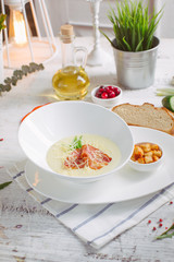Cream soup with parmesan and bacon and crackers