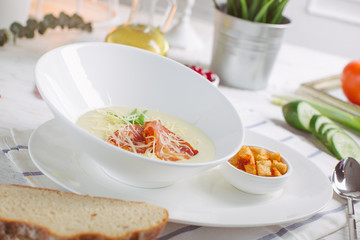 Cream soup with parmesan and bacon and crackers