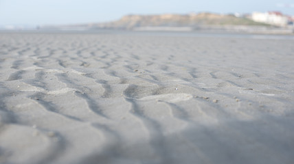 Plage de sable avec falaises