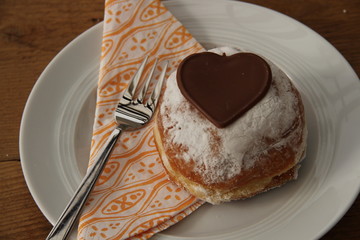 Süßer Berliner mit Schokoherz