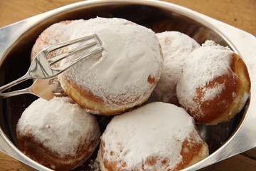 Berliner mit Zange