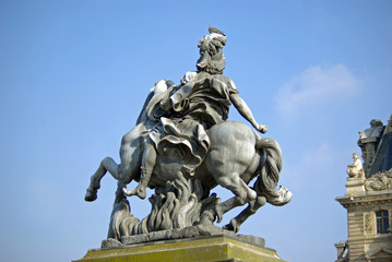 Statue équestre de Louis XIV cour Napoléon à Paris