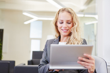 Geschäftsfrau arbeitet mit Tablet Computer
