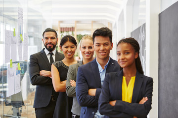 Multikulturelles Business Team im Büro