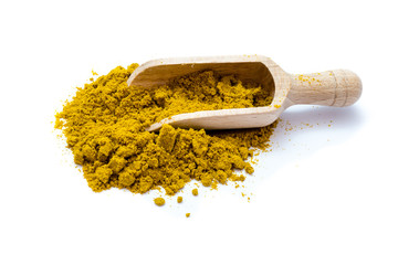Currypulver mit Holzschauffel isoliert auf weiß