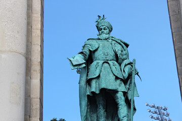 Obraz premium Sculpture of Gabriel Bethlen (Vastagh Gyorgy, 1902) in Budapest, Hungary. As part of Millennium Monument on the Heroes' Square. Gabriel Bethlen was Prince of Transylvania and king of Hungary (XVII c.)