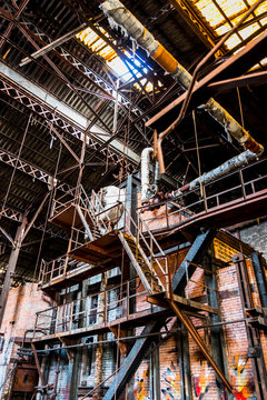 Dans l'usine de textile abandonnée