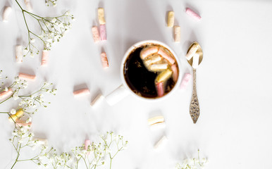 Obraz premium coffee with marshmallows, and women's hands the view from the top