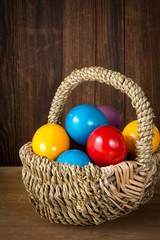 Korb mit bunten Ostereiern