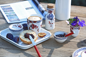 Fr&uuml;hst&uuml;ck mit Pflaumenmus im Freien