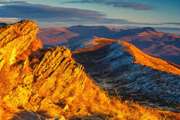 Panele Szklane Podświetlane  Jesienny krajobraz górski o zachodzie słońca z czerwoną trawą