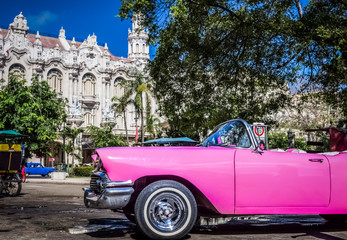 HDR - Kuba Havanna parkendender amerikanische pink farbender Cabriolet Oldtimer ein Havanna - Serie Kuba Reportage