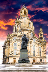 Frauenkirche in Dresden mit dem Luther-Denkmal  ( Deutschland )