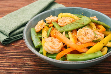 Snow pea salad with shrimps and pepper