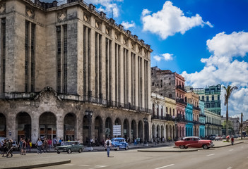 Fototapeta na wymiar HDR - Straßen Szene in Havanna Kuba - Serie Kuba 2016 Reportage