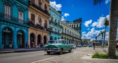 Zelfklevend Fotobehang HDR - Blauwe Chevrolet klassieke auto op de hoofdstraat in Havana Cuba rijdt voor de Capitolio - Serie Cuba 2016 reportage © mabofoto@icloud.com
