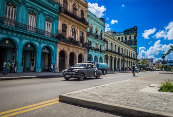 HDR - Amerikanischer schwarzer Chevrolet Oldtimer fährt an der historischen Häuserfront der Hauptstrasse vorbei in Havanna Kuba - Serie Kuba Reportage