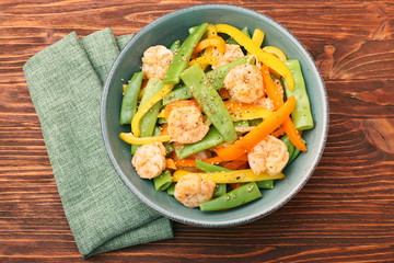 Snow pea salad with shrimps and pepper