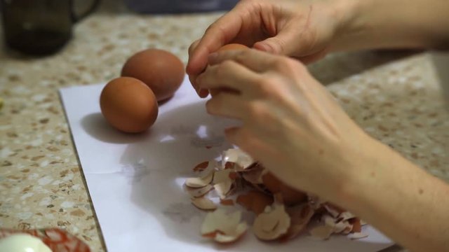 Cleaning cooked egg from the shell for use in salads