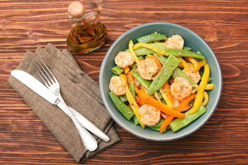 Snow pea salad with shrimps and pepper