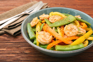 Snow pea salad with shrimps and pepper
