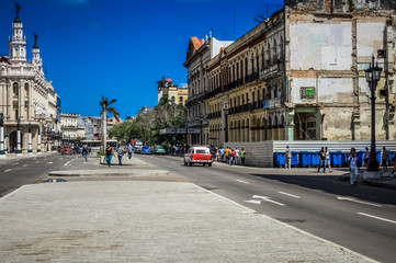 HDR - Amerikanische Oldtimer fahren auf der Hauptstraße in Havanna Kuba - Serie Kuba Reportage