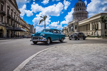 HDR - Blauer Chevrolet und schwarzer Buick Oldtimer auf der Hauptstraße in Havanna Kuba vor dem...