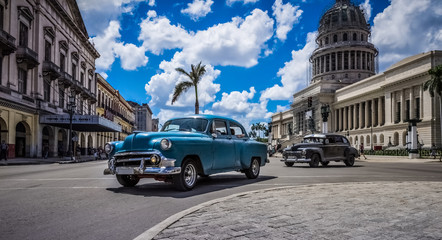 Fototapeta na wymiar HDR - Amerikanischer Chevrolet und Buick Oldtimer fahren auf der Hauptstrasse vor dem Capitolio in Havanna Kuba - Serie Kuba 2016 Reportage
